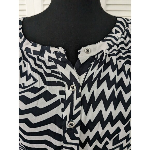 Banana Republic Top Women Sz XS Black White Blouse Geo Chiffon Artsy Chevron NEW - Picture 2 of 14